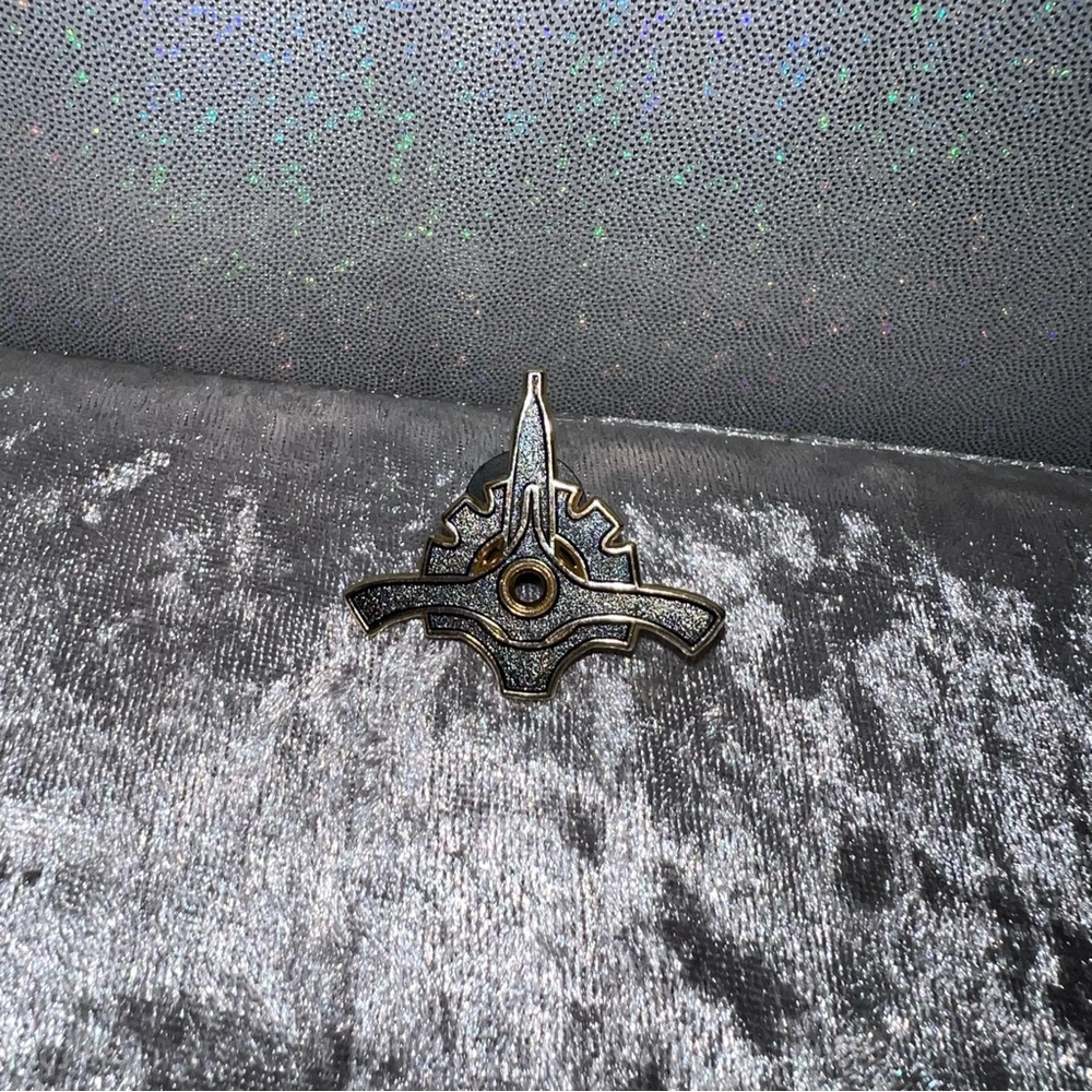 Disney pin collectors trading pins sparkle grey gold Disney parks merchandise - Picture 7 of 7